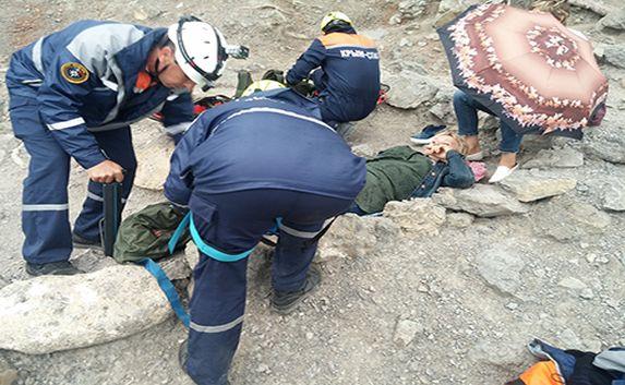 Крымские спасатели эвакуировали двух женщин, пострадавших в горах